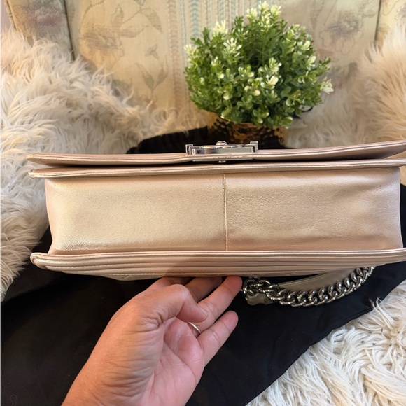 🩷Stunning Chanel Boy Bag Maxi. Original condition.🩷Rare shimmering pearl color - Picture 6 of 17